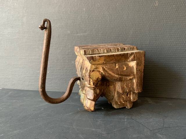 Wall hook in hand-carved wood and iron, antique, India, 1920