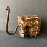Wall hook in hand-carved wood and iron, antique, India, 1920