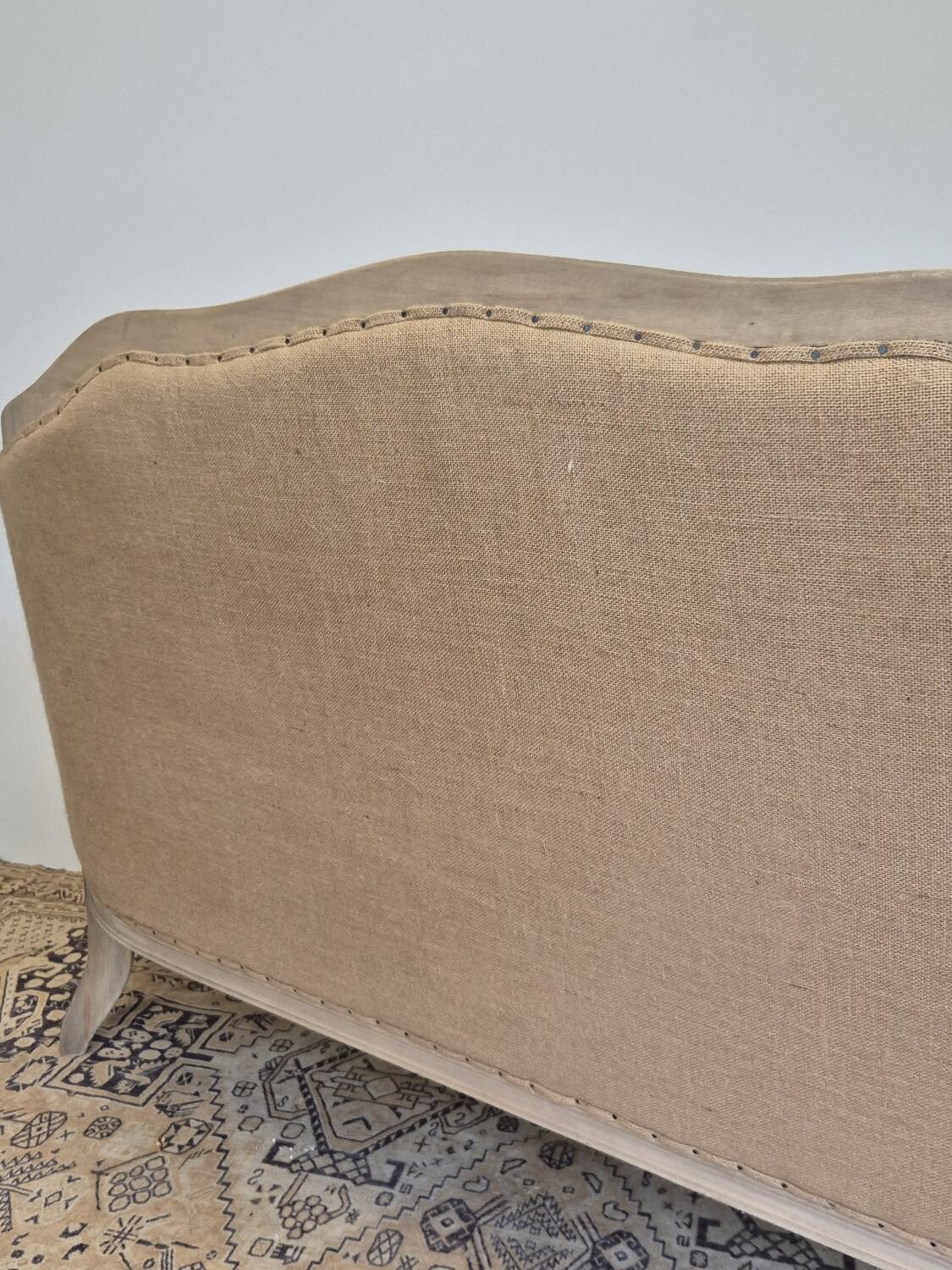 Louis XV style bench sofa in pink fabric and burlap