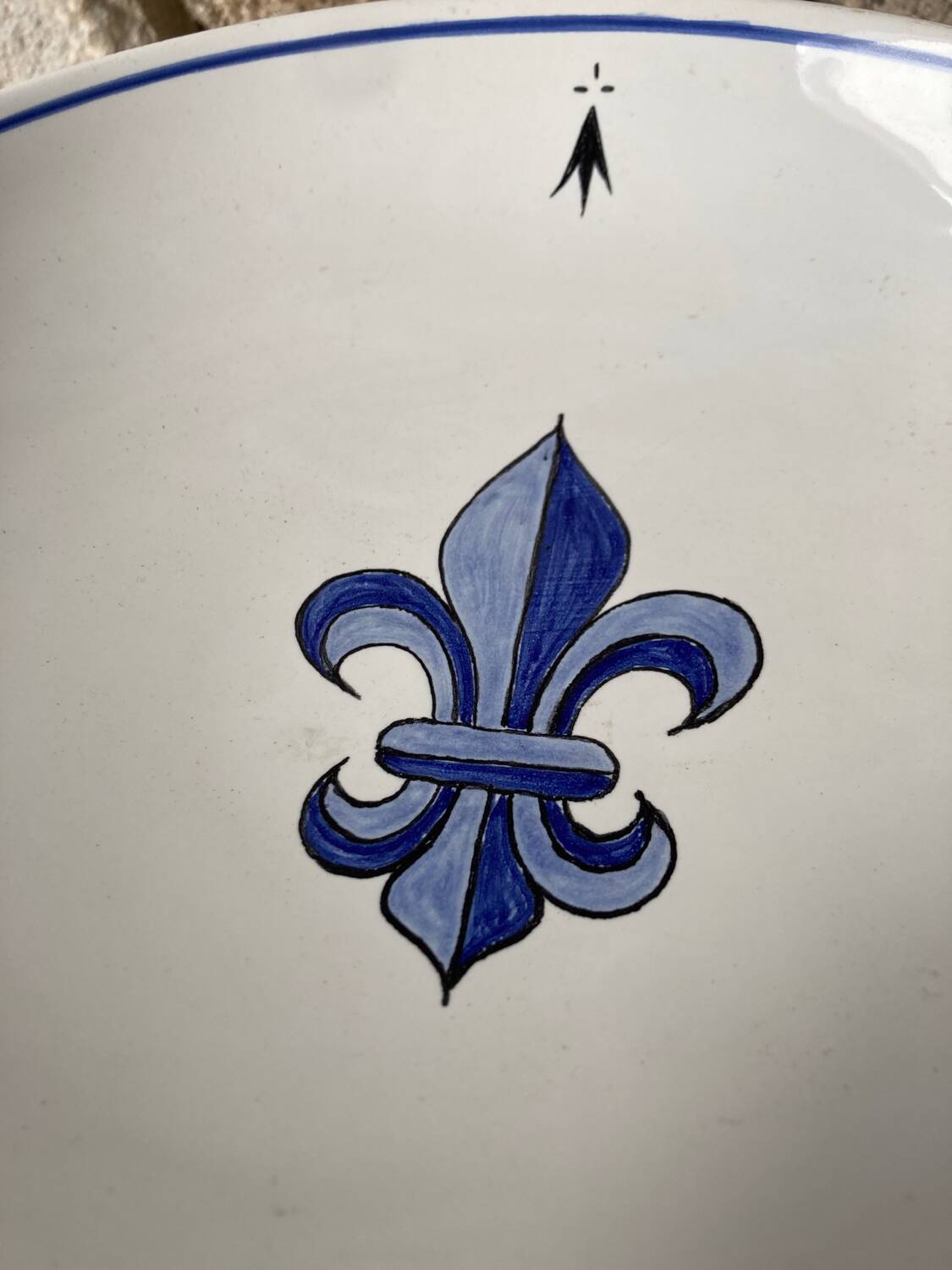 Fleur-de-lis earthenware fruit bowl signed Henriot