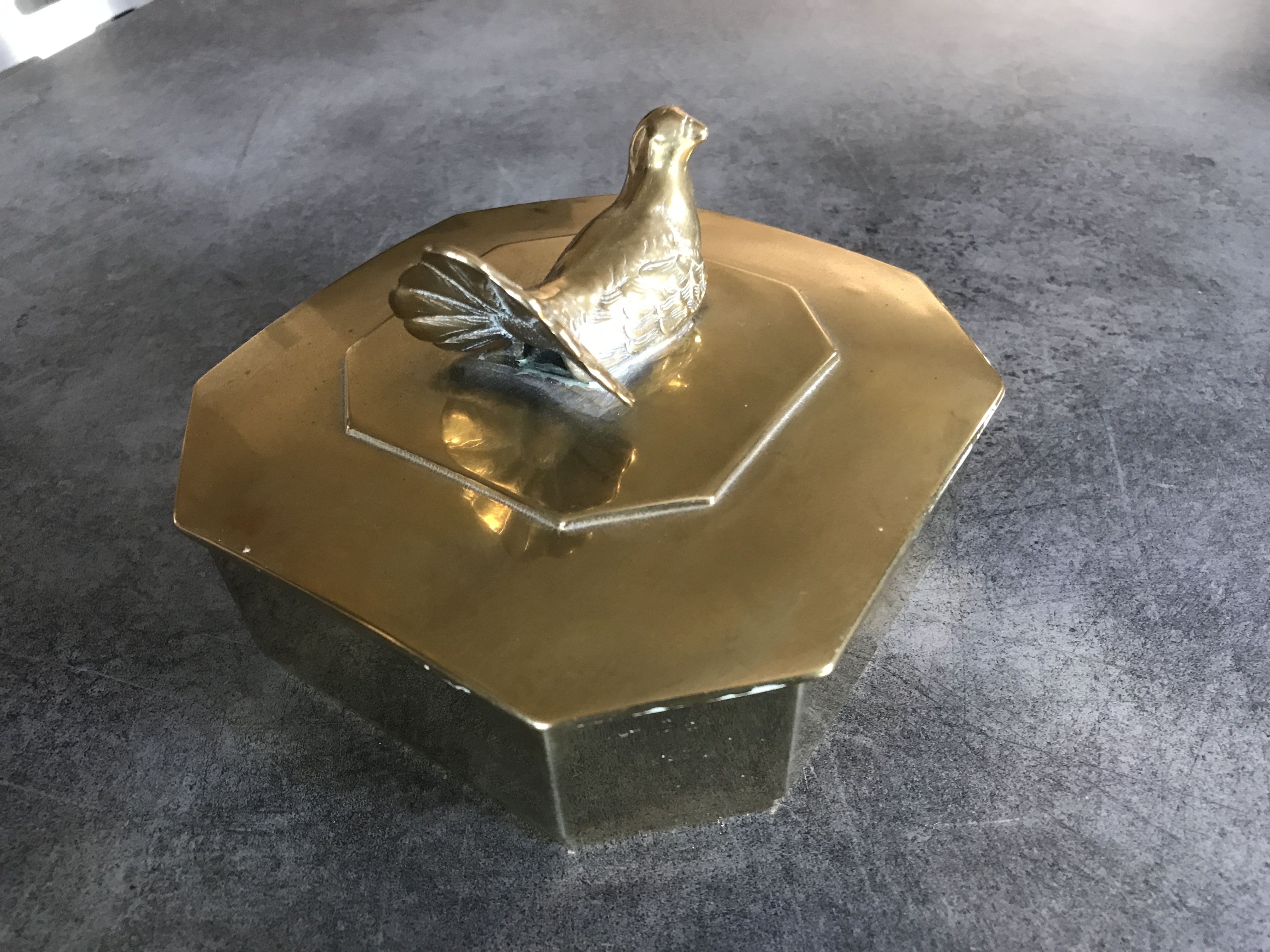 Box in solid brass octagon shape bird decoration 14,8cm