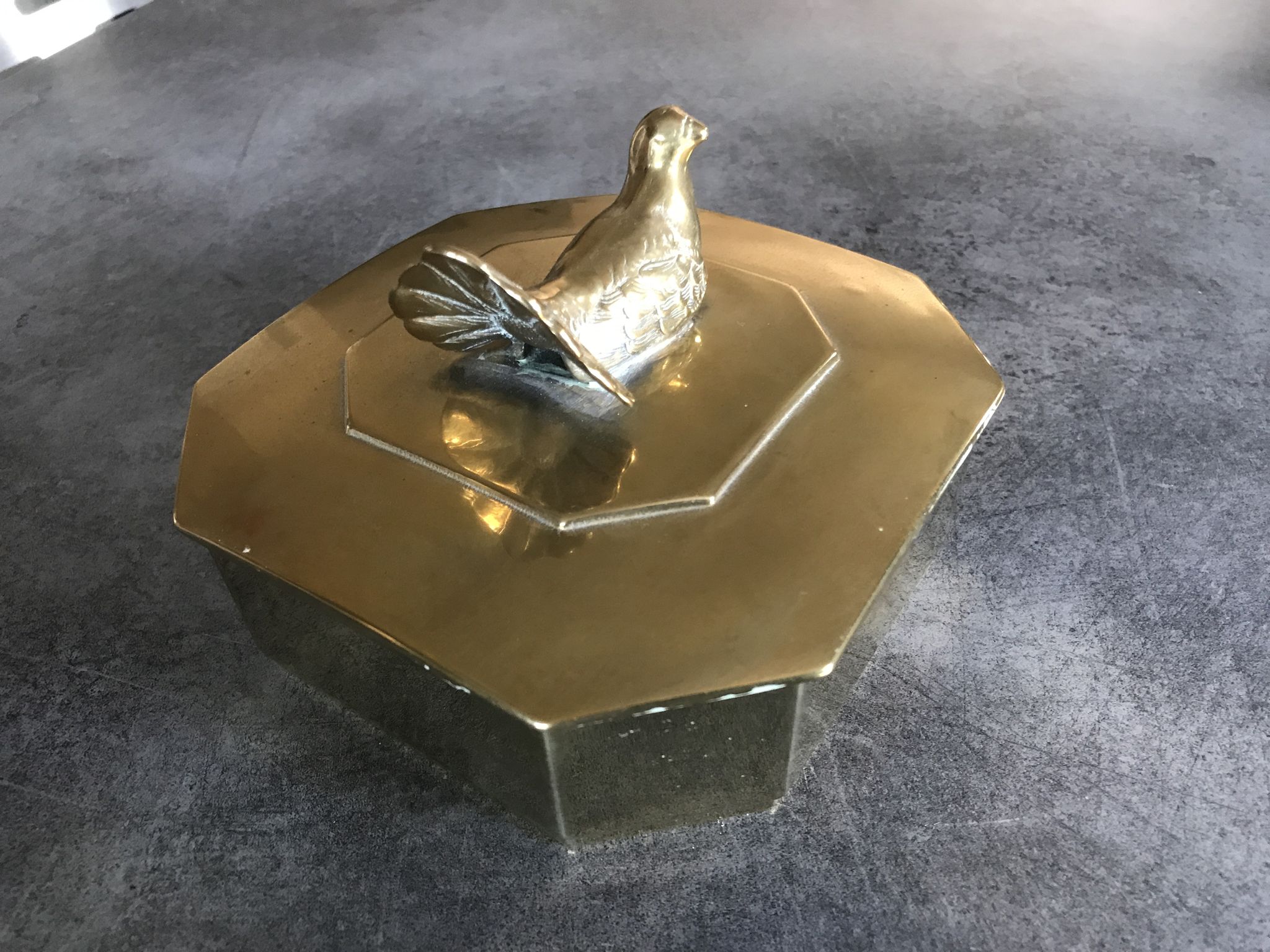 Boîte coffret vintage en laiton massif forme octogone décoration d’oiseau 14,8cm