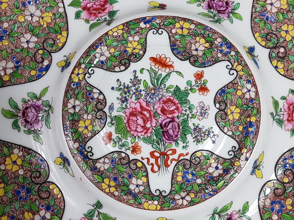 Ancien plat en porcelaine émaillée marque apocryphe de Sèvres