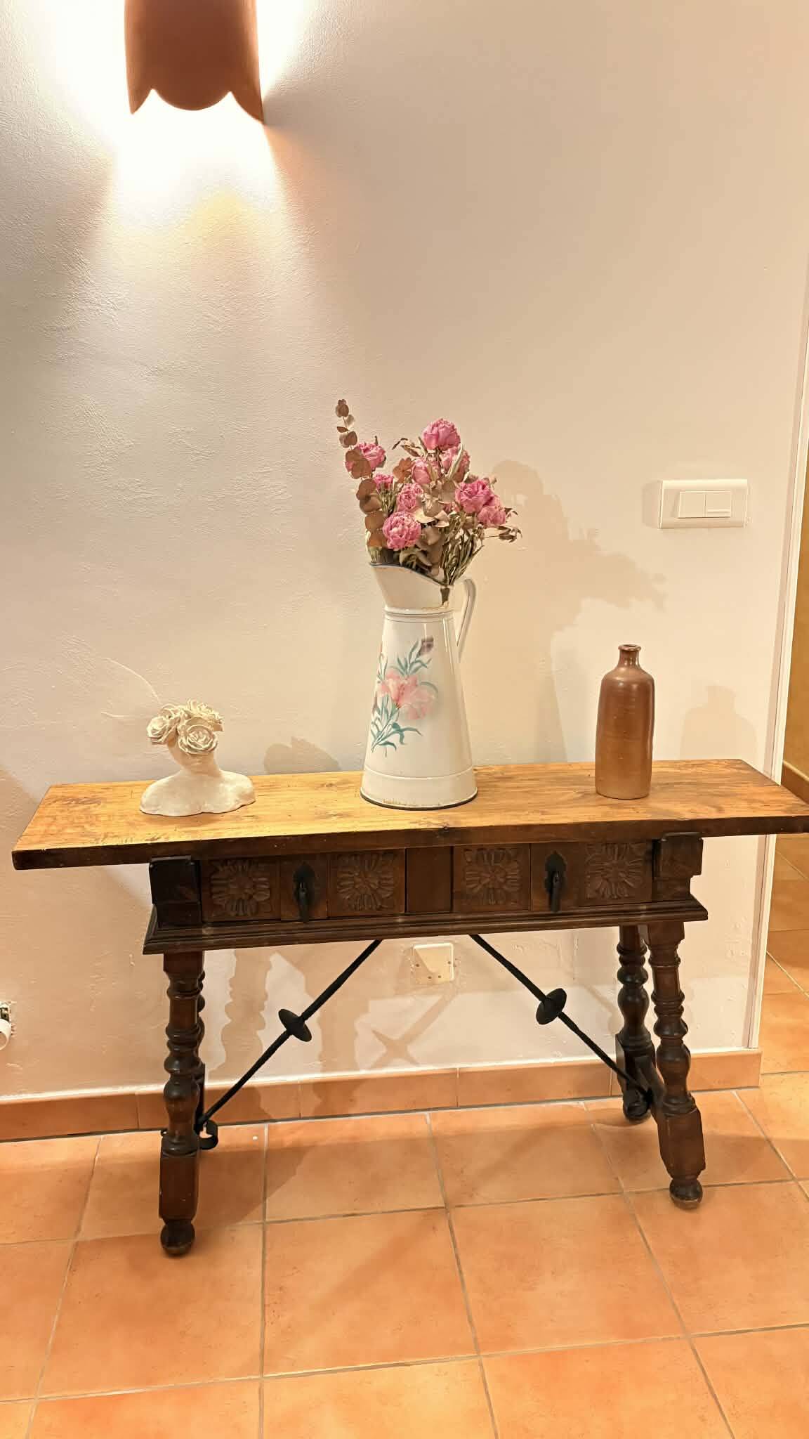 Baroque Spanish console table in carved walnut, 17th-18th century.