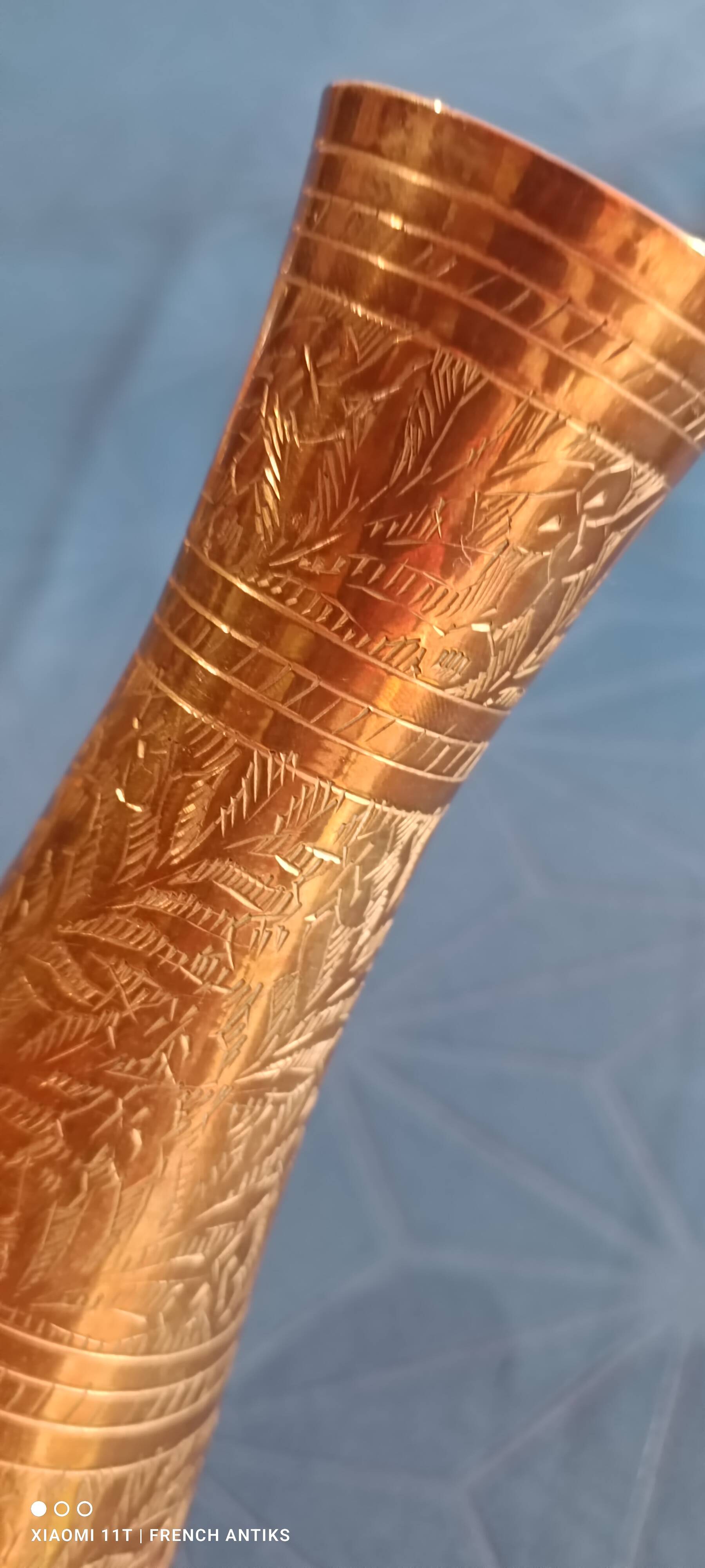 Chiseled brass vase with foliage decoration. Indian craftsmanship from the 19th century.