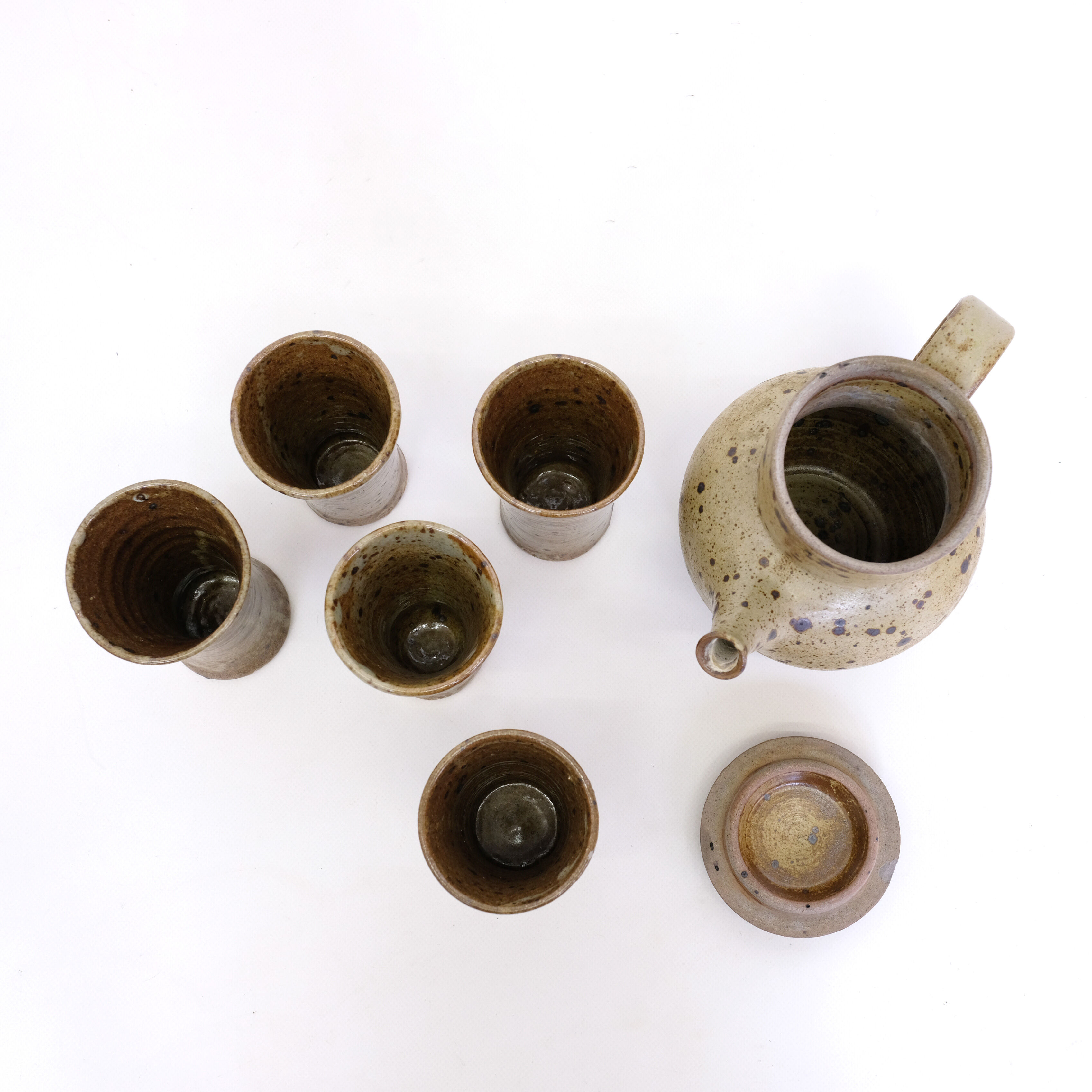 Sandstone teapot from La Borne and 5 cups signed Tiffoche, 1970s.
