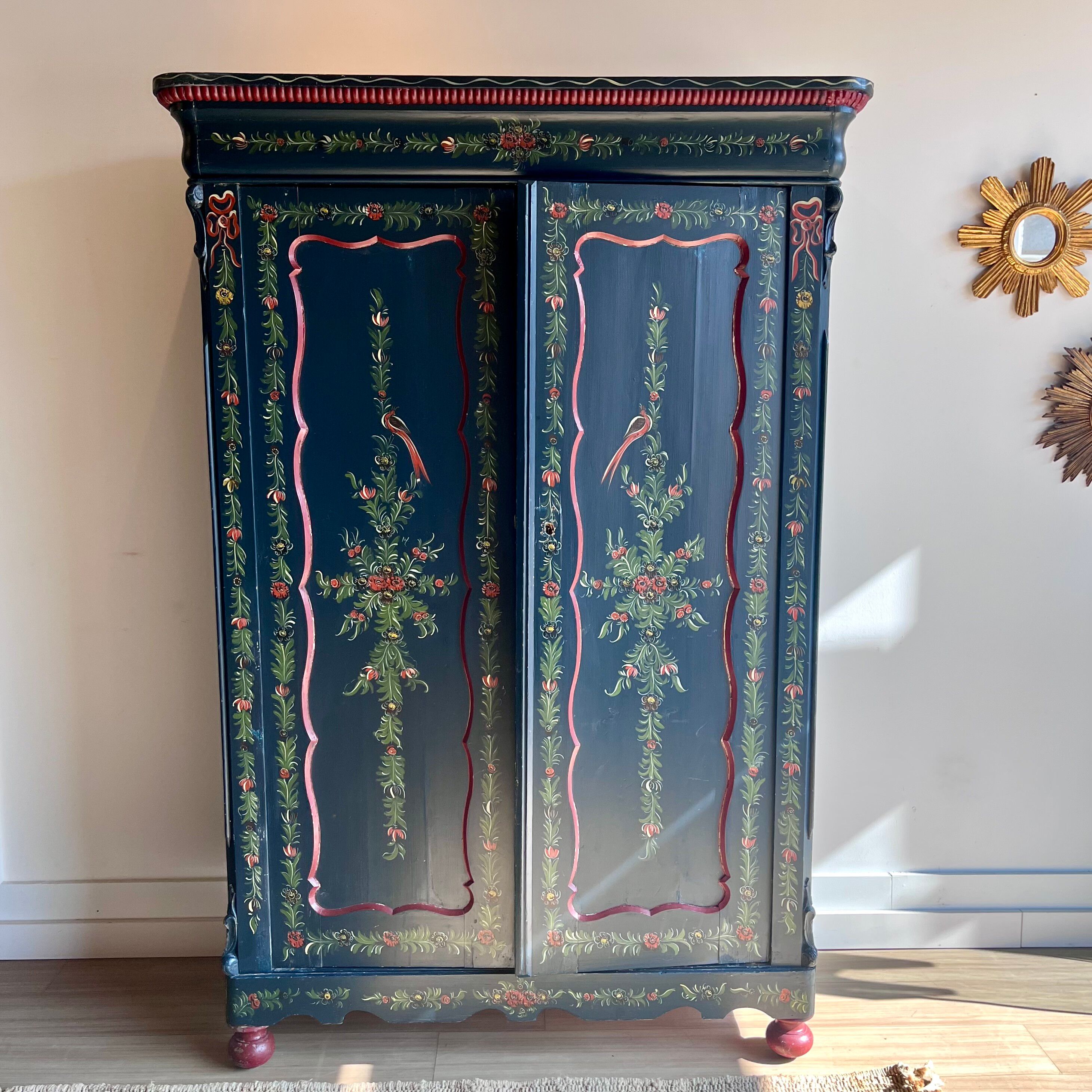 Biedermeier wardrobe hand-painted with Dutch folklore Hindelooper.