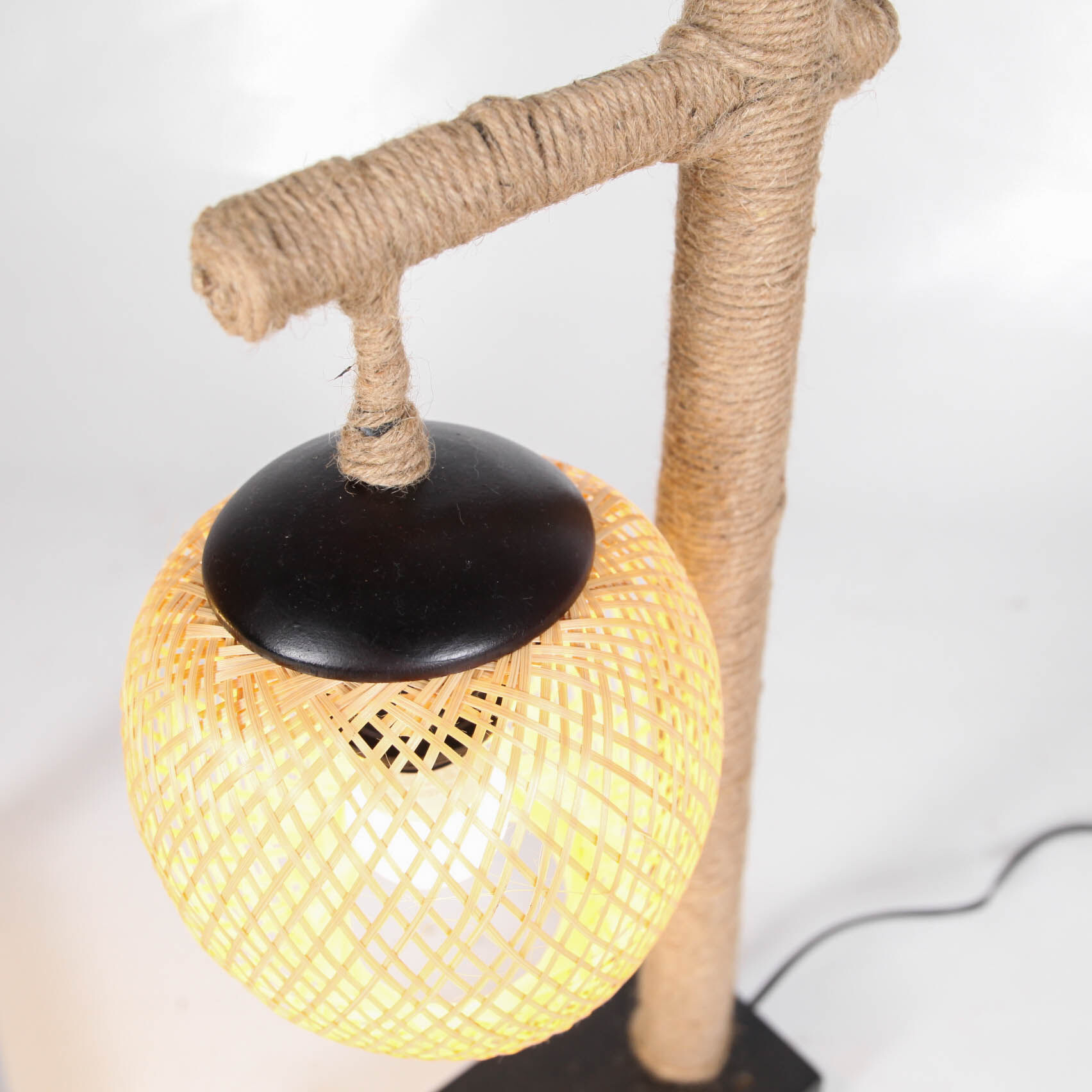 Paire de lampes en bambou et corde