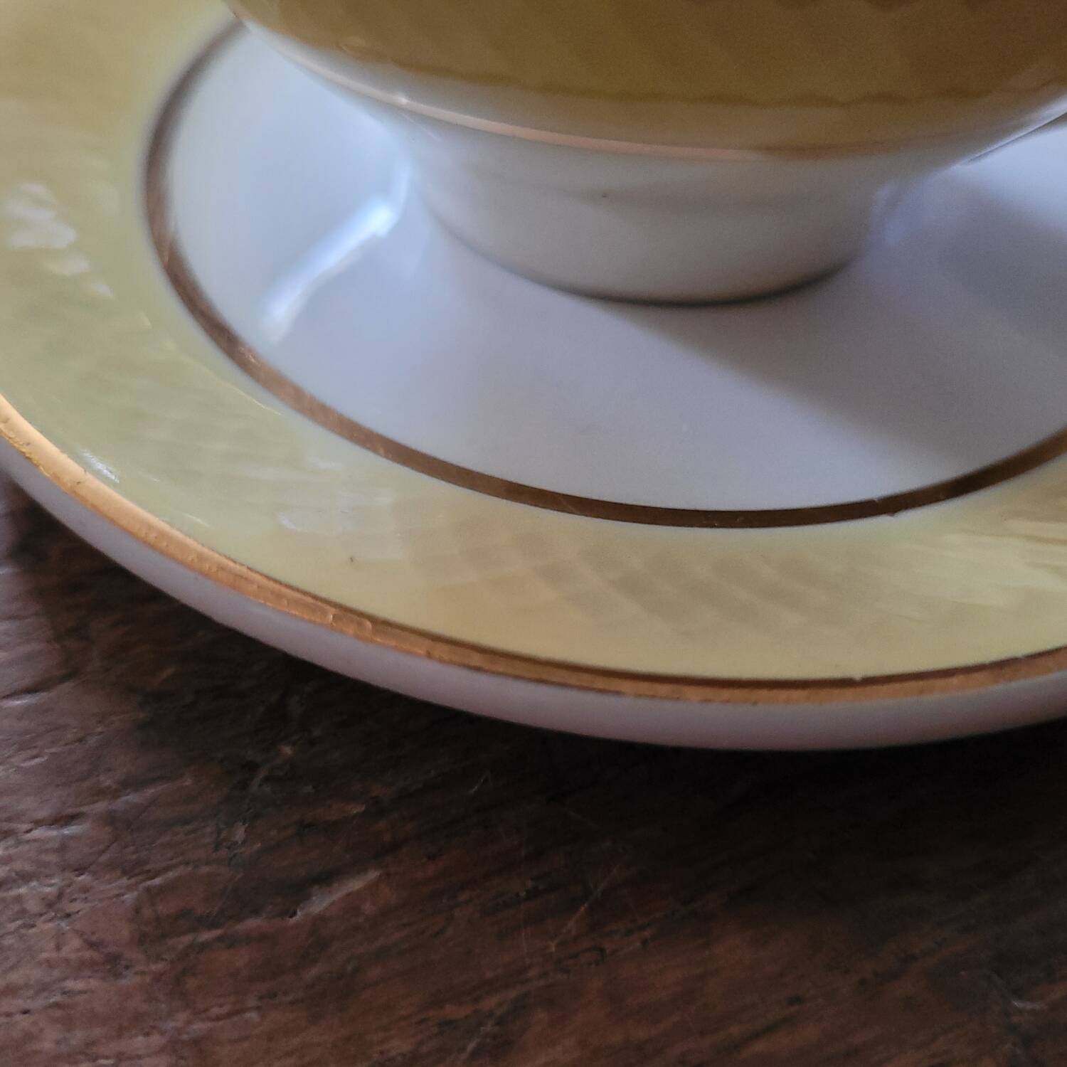 Yellow cups and saucers – 1950s–60s
Yellow cups and saucers –