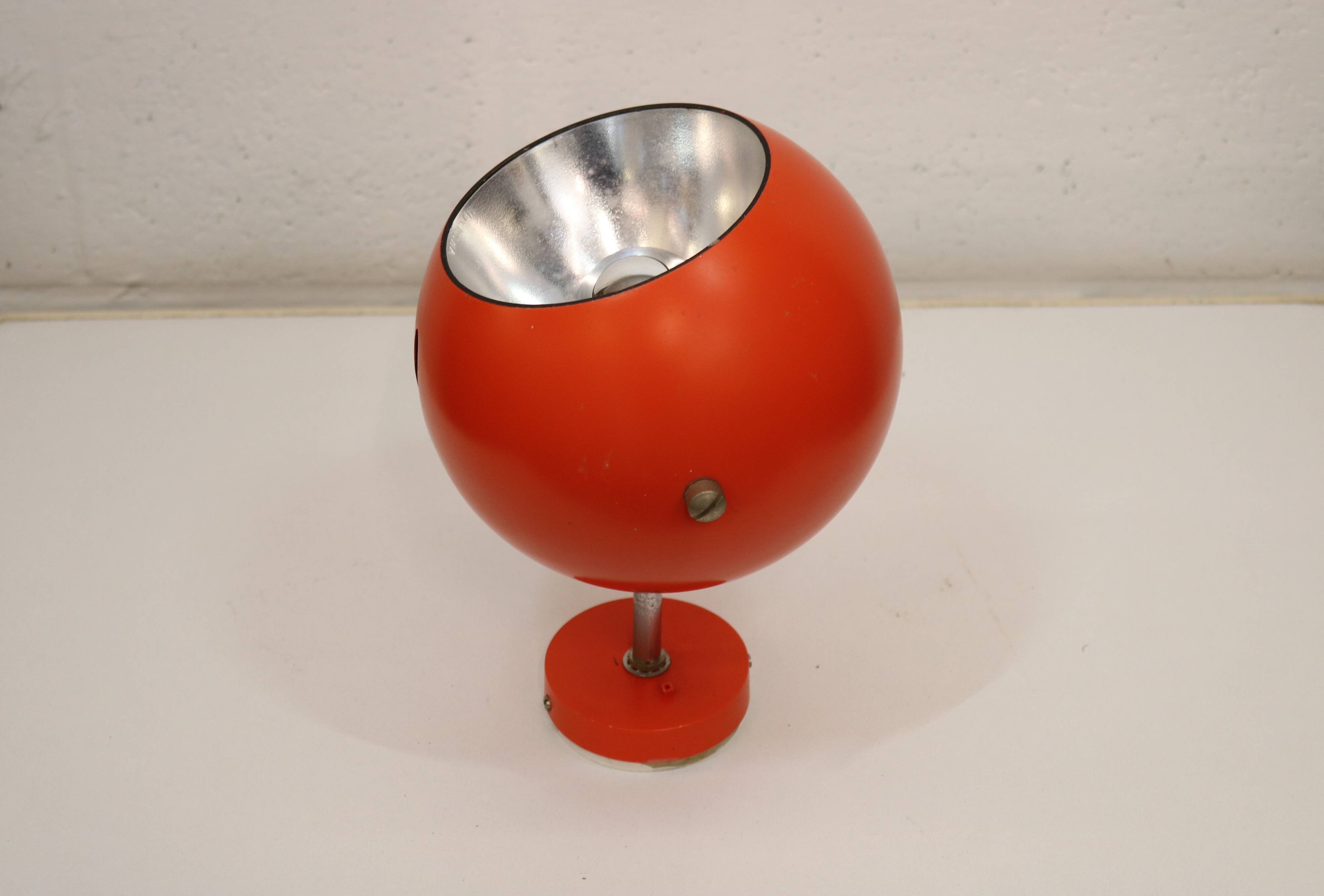 Vintage orange eyeball space age wall Lamp– Louis Poulsen, Denmark 70's