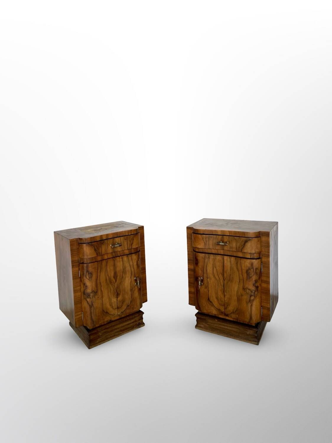 Tables de chevet Art déco italiennes en ronce de noyer, années 1930.