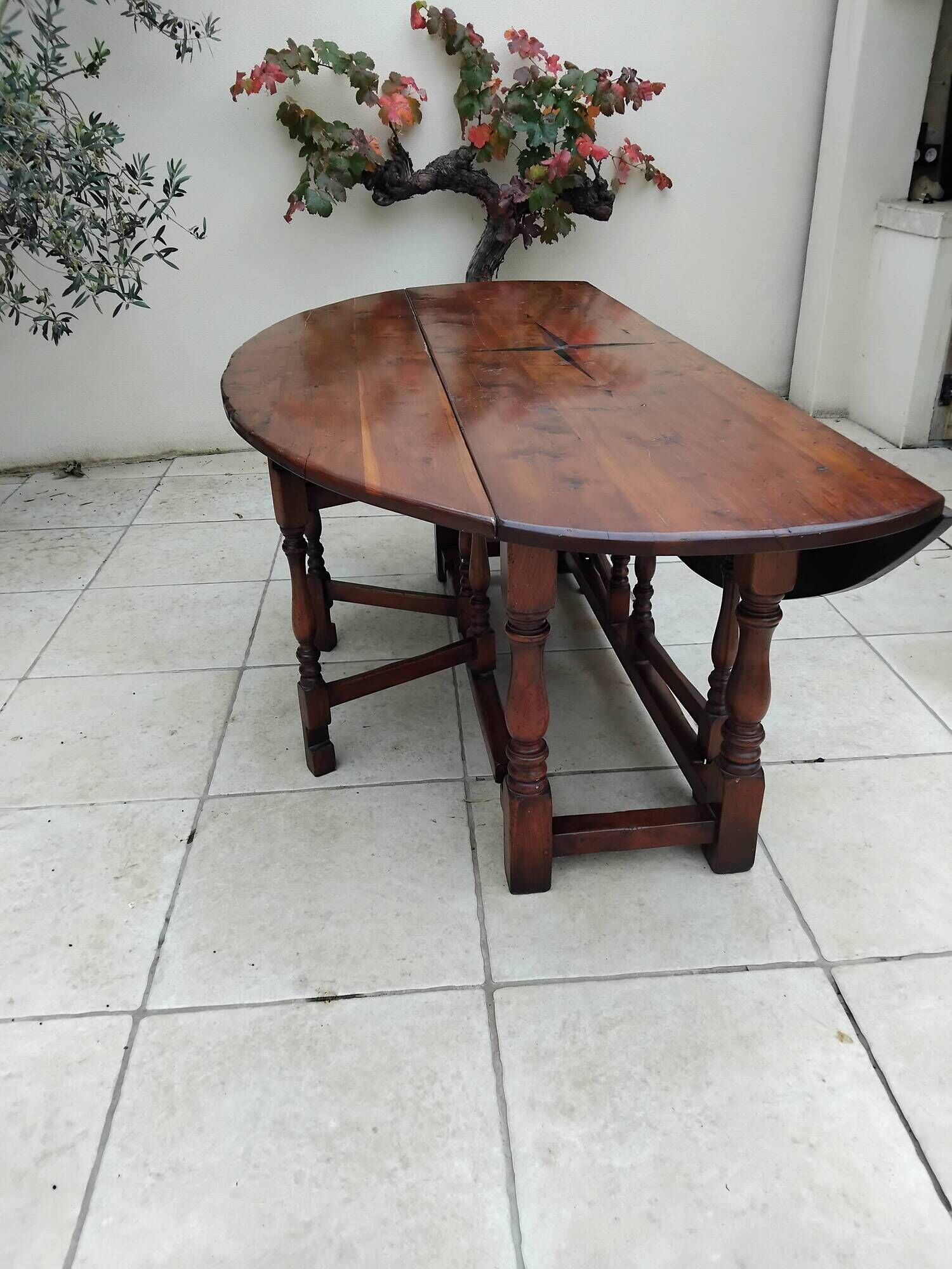 Antique large Gateleg table from the 16th century, oak with marquetry of a rose of the winds.