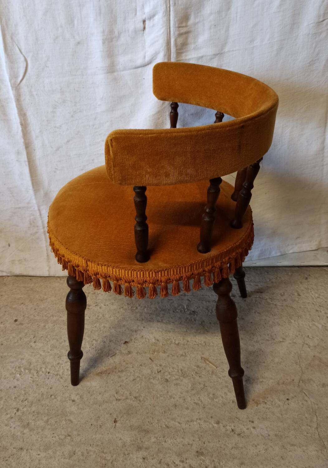 Chaise de chambre en velours ocre et pompons