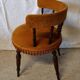 Chaise de chambre en velours ocre et pompons