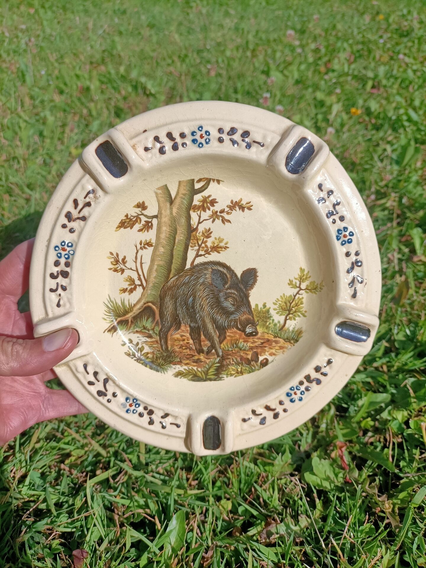 Large Ashtray Boar Hunting