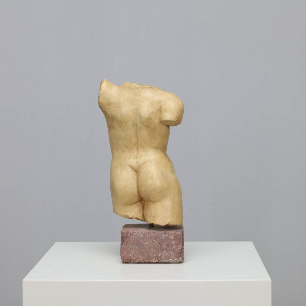 Torse féminin sculptural signé AC