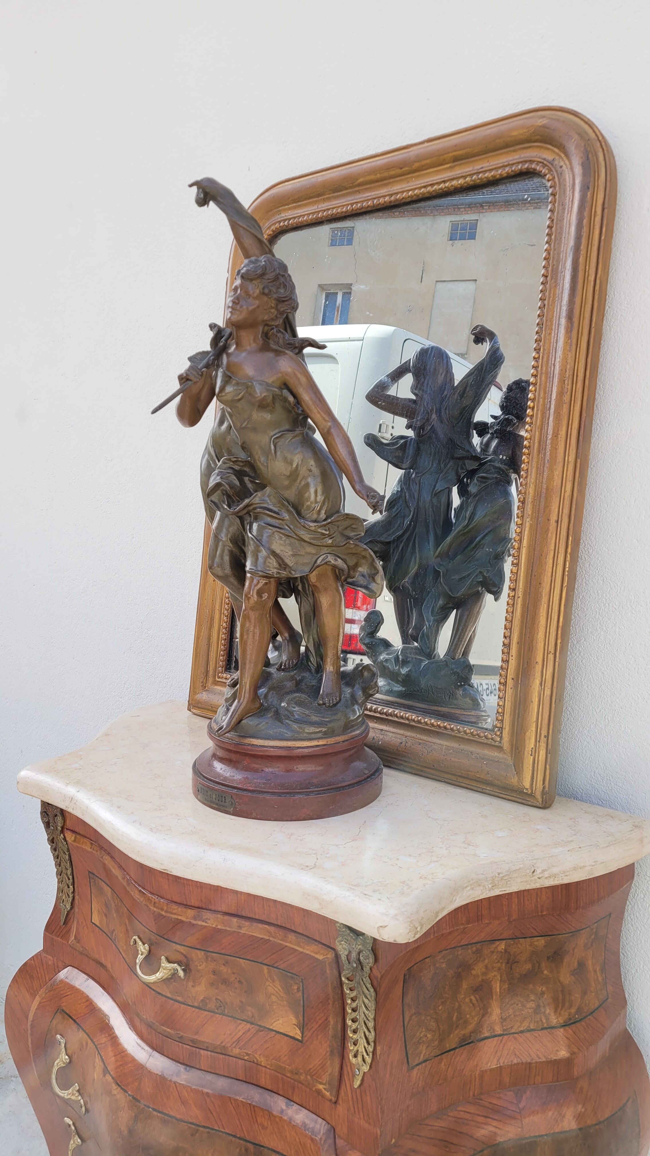 Louis XV style curved chest of drawers in marquetry