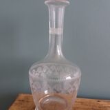 Etched glass whisky bottle decanter with faceted stopper
