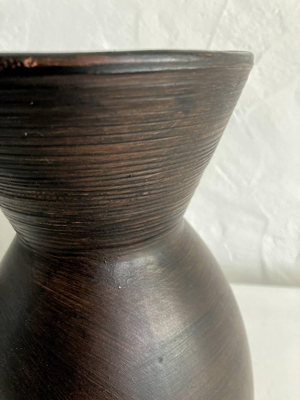 Ceramic vase painted in brown (wood effect), rounded model