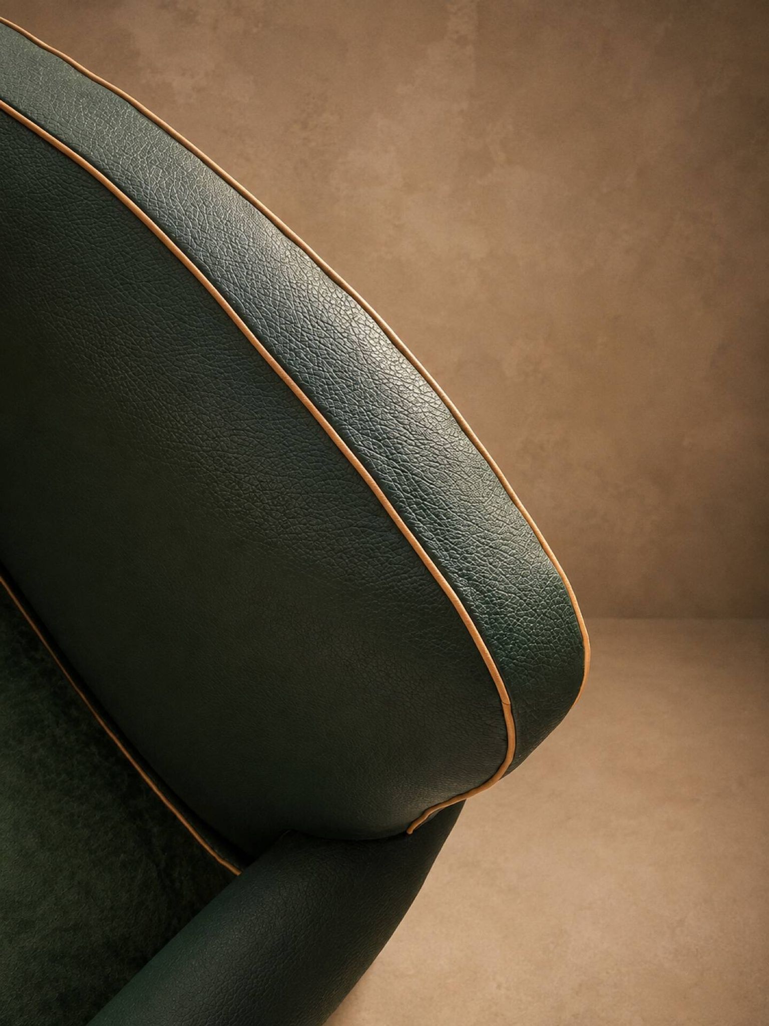 Fauteuil club en simili-cuir et noyer