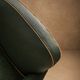 Fauteuil club en simili-cuir et noyer