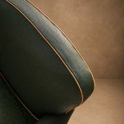 Fauteuil club en simili-cuir et noyer