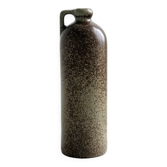 Decorative bottle in glazed spotted stoneware.