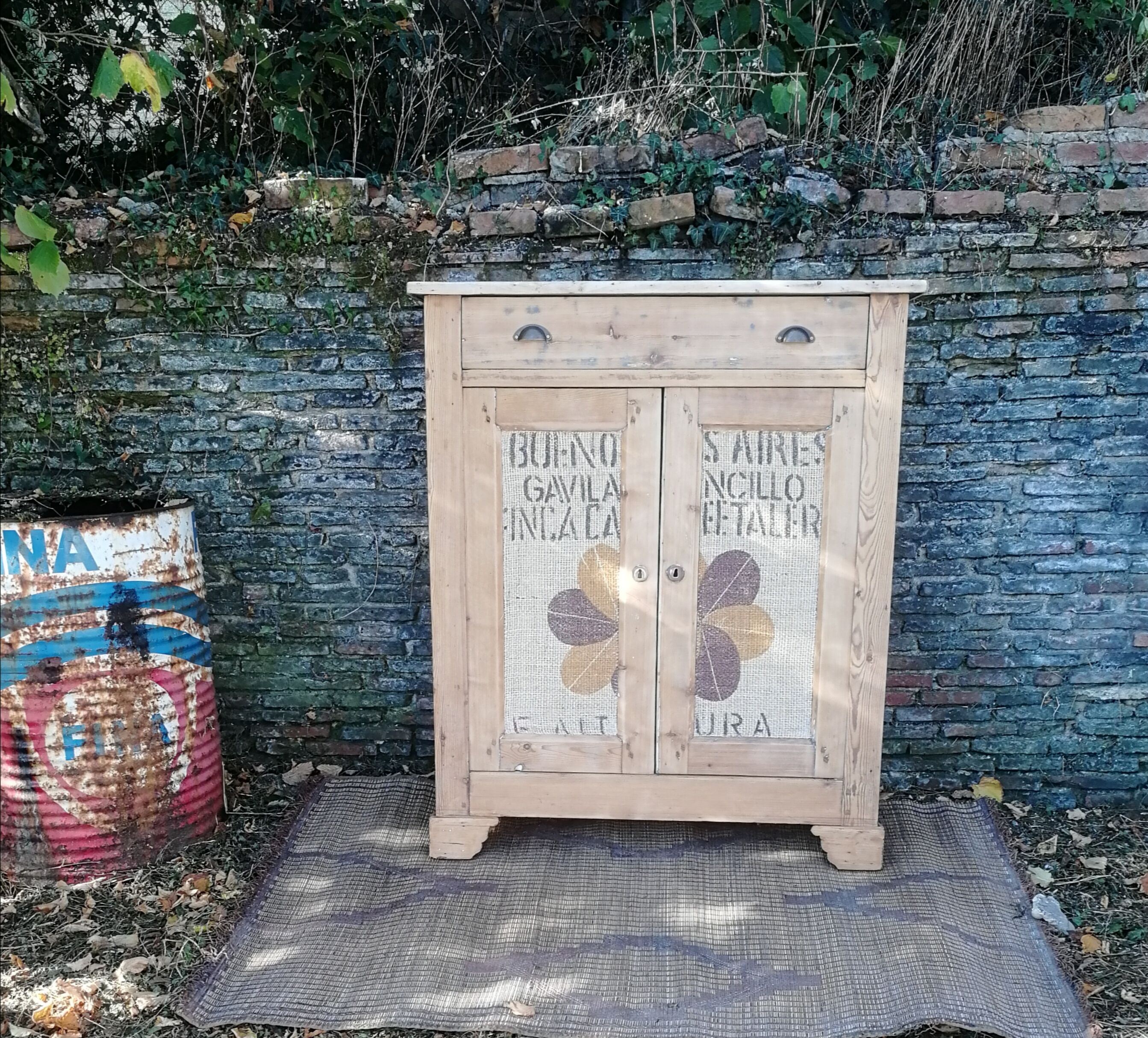 Unique buffet, Gaston, burlap
