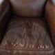 Ensemble de deux fauteuils en cuir de mouton vintage au caractère marqué.