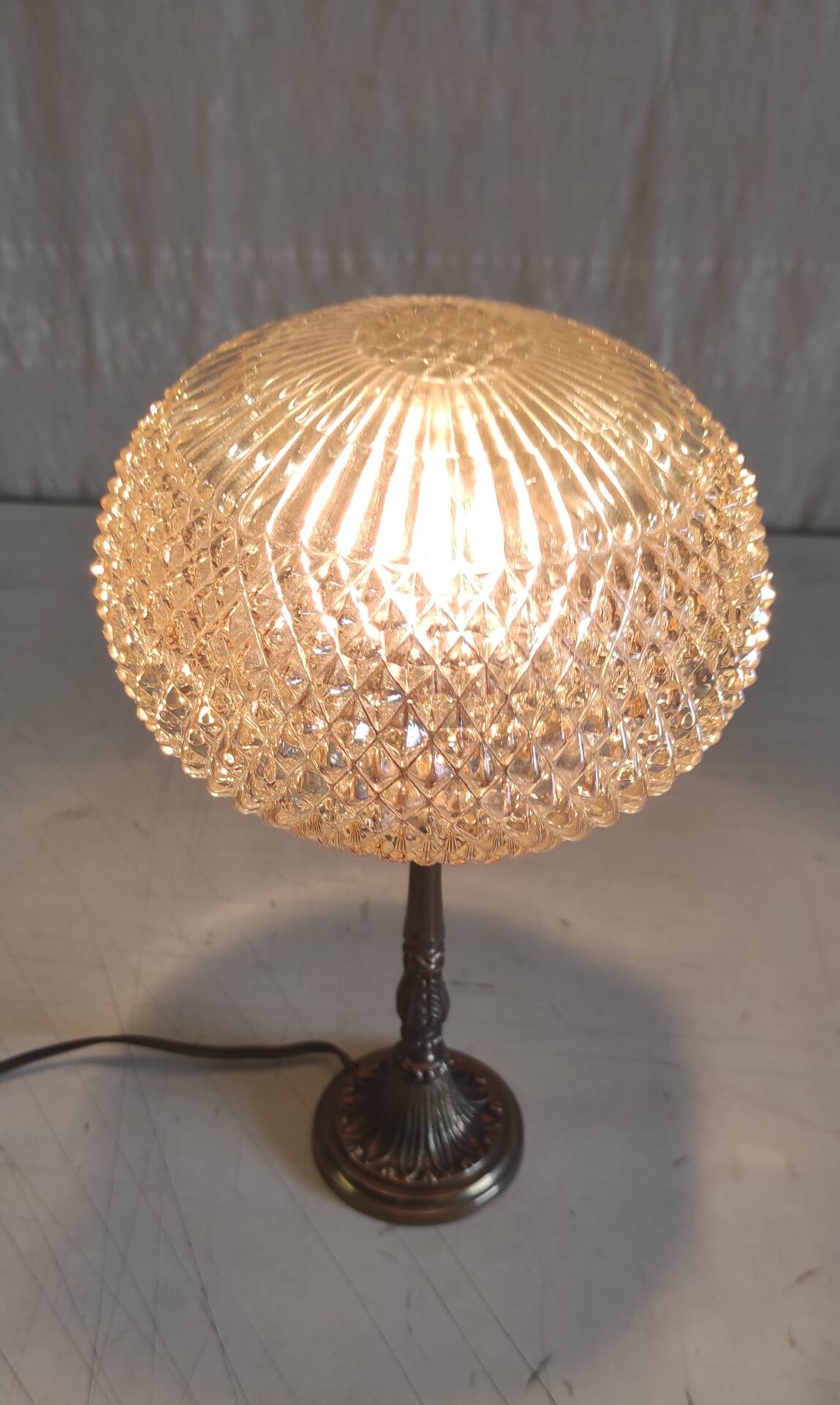 Table lamp in gilded brass and amber glass - mid 20th century.
