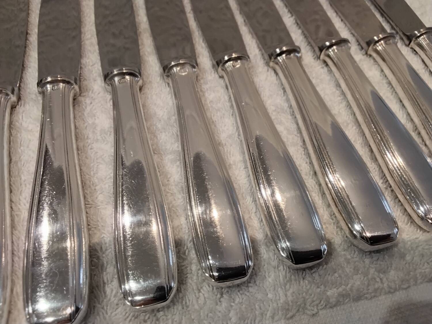12 silver-plated table knives by Ercuis, Senlis pattern, 24.7cm