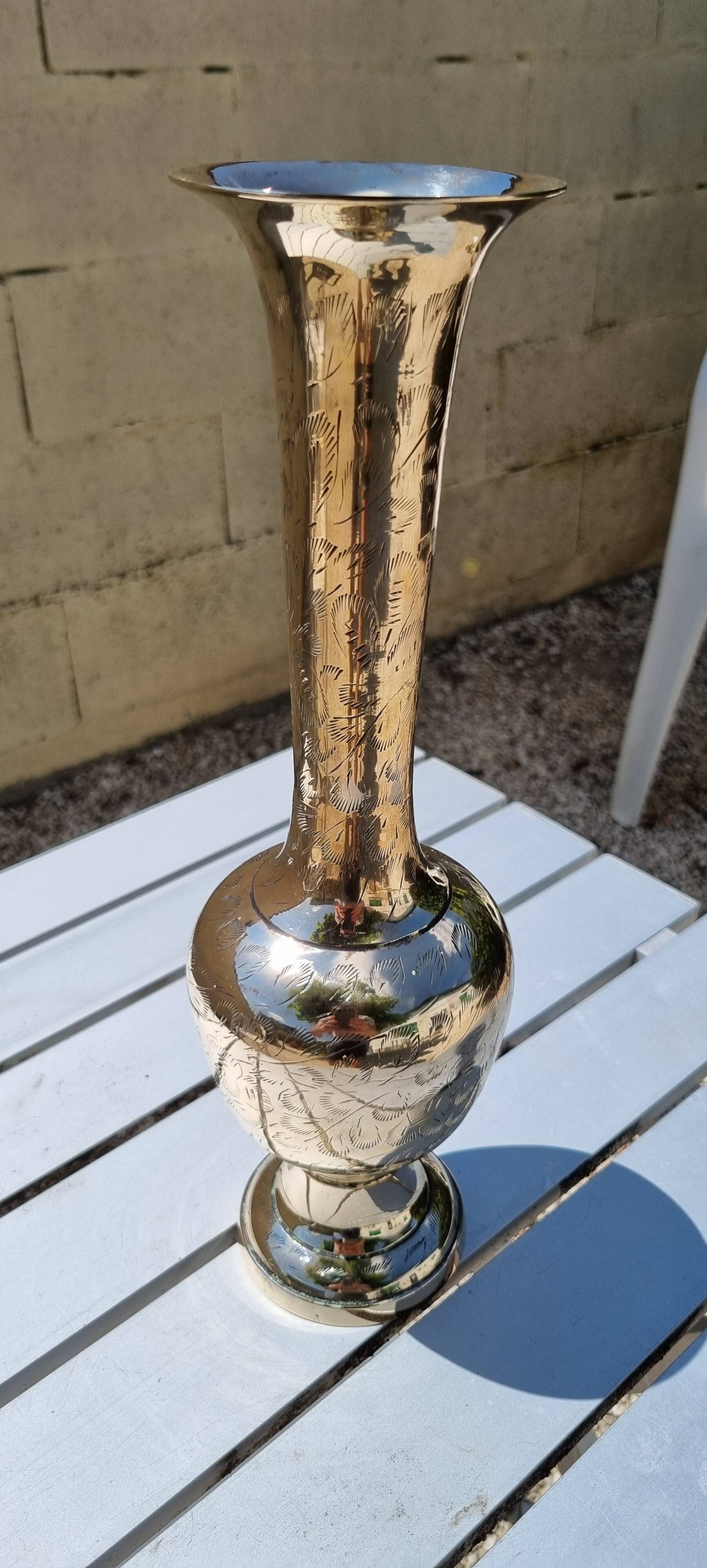 Traditional soliflore vase from India or the Middle East in copper.