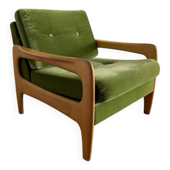 Vintage armchair with elegant Scandinavian design from the 1960s. Struct