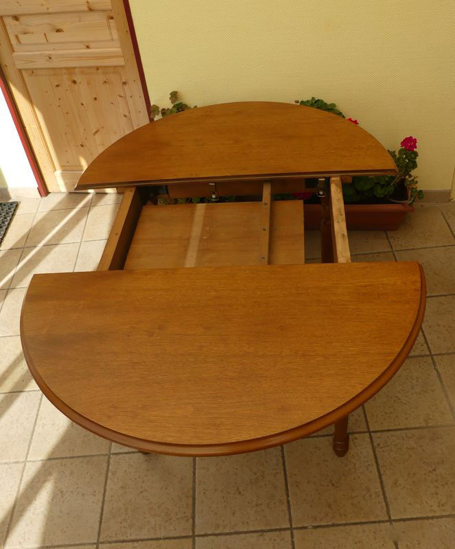 Solid wood round table with retractable extension