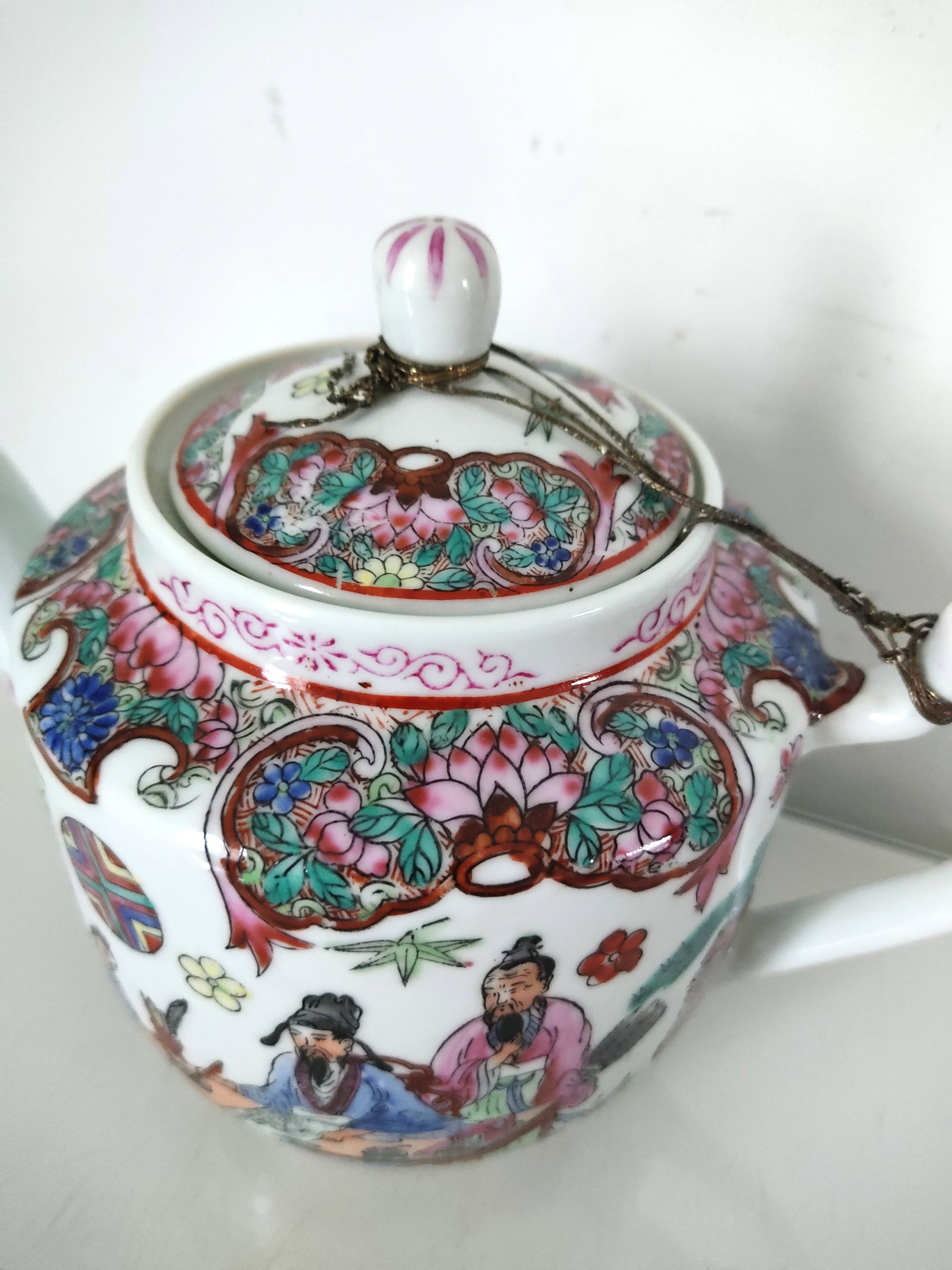Théière porcelaine chinoise personnages fleurs