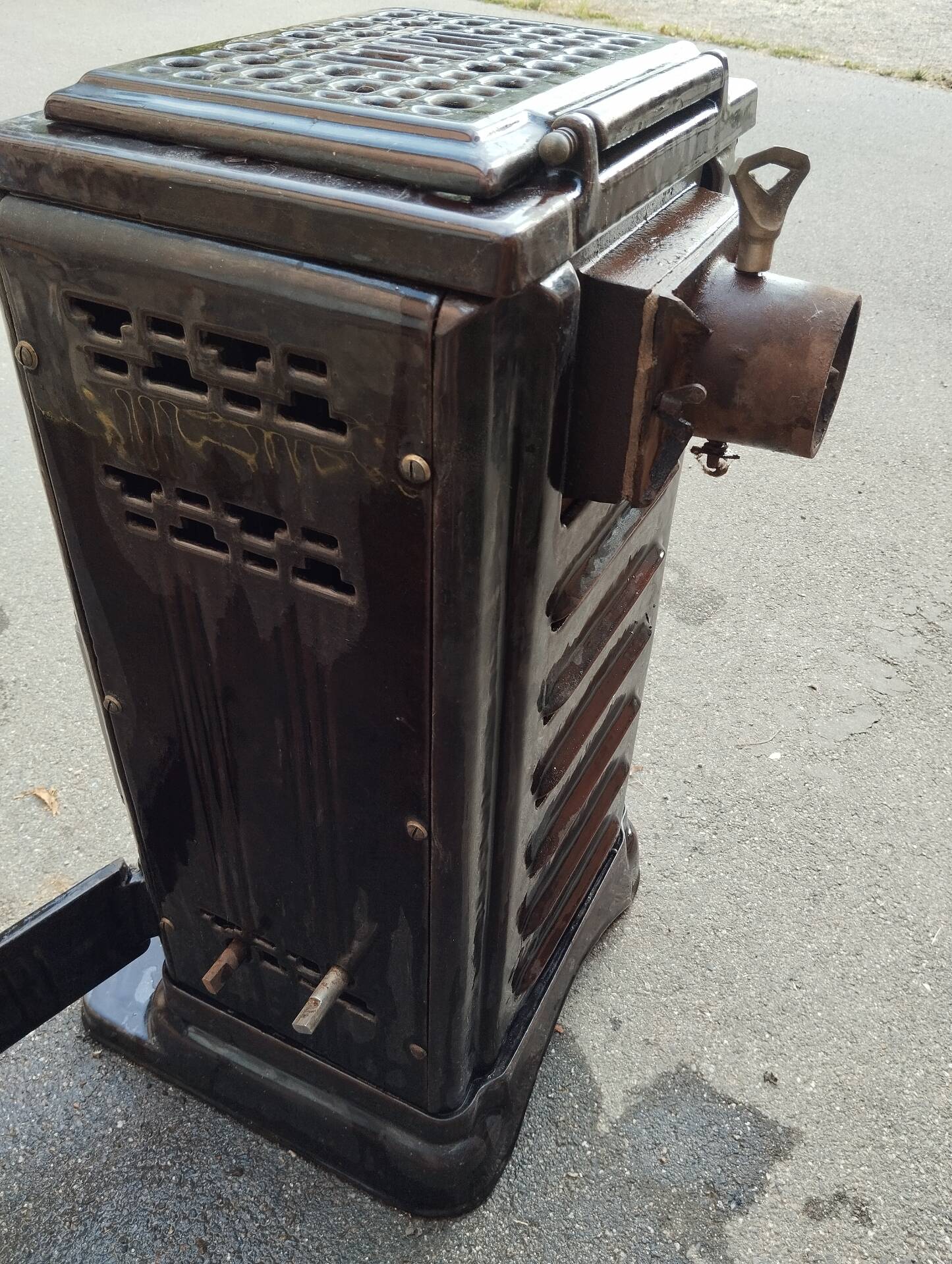 Old enamelled cast iron stove Ciney