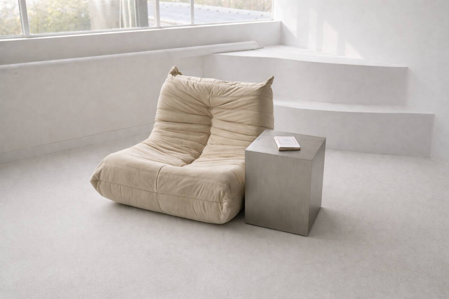 Table d'appoint Veliento "Silent Cube" en acier inoxydable brossé