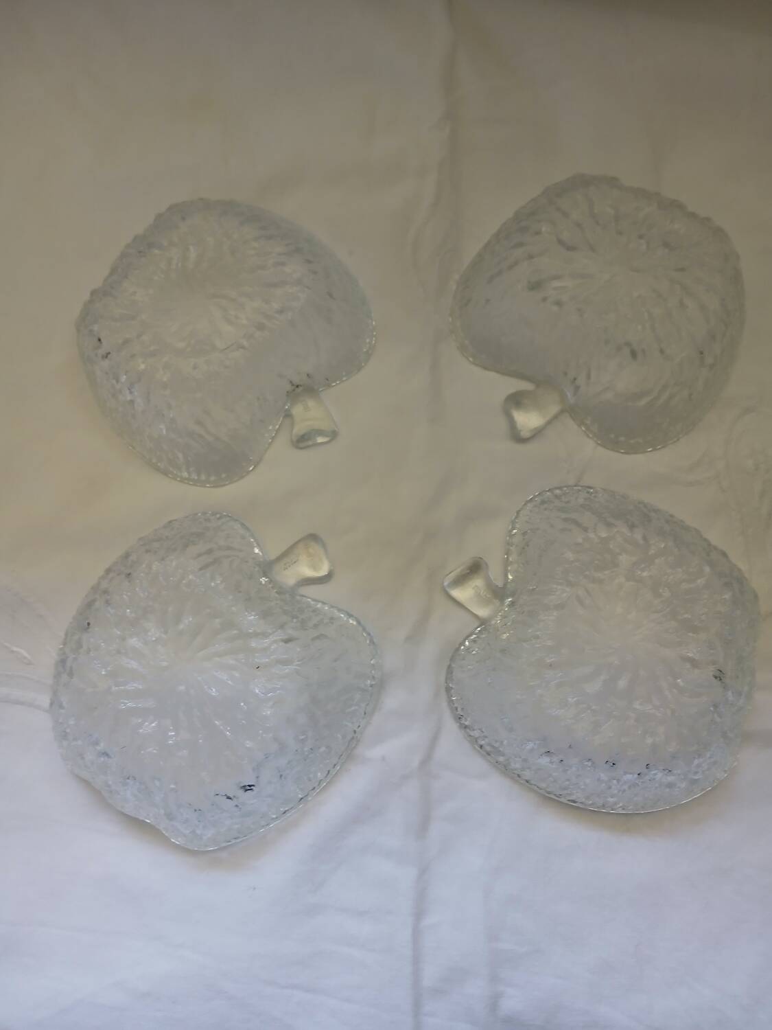 4 apple-shaped fruit bowls