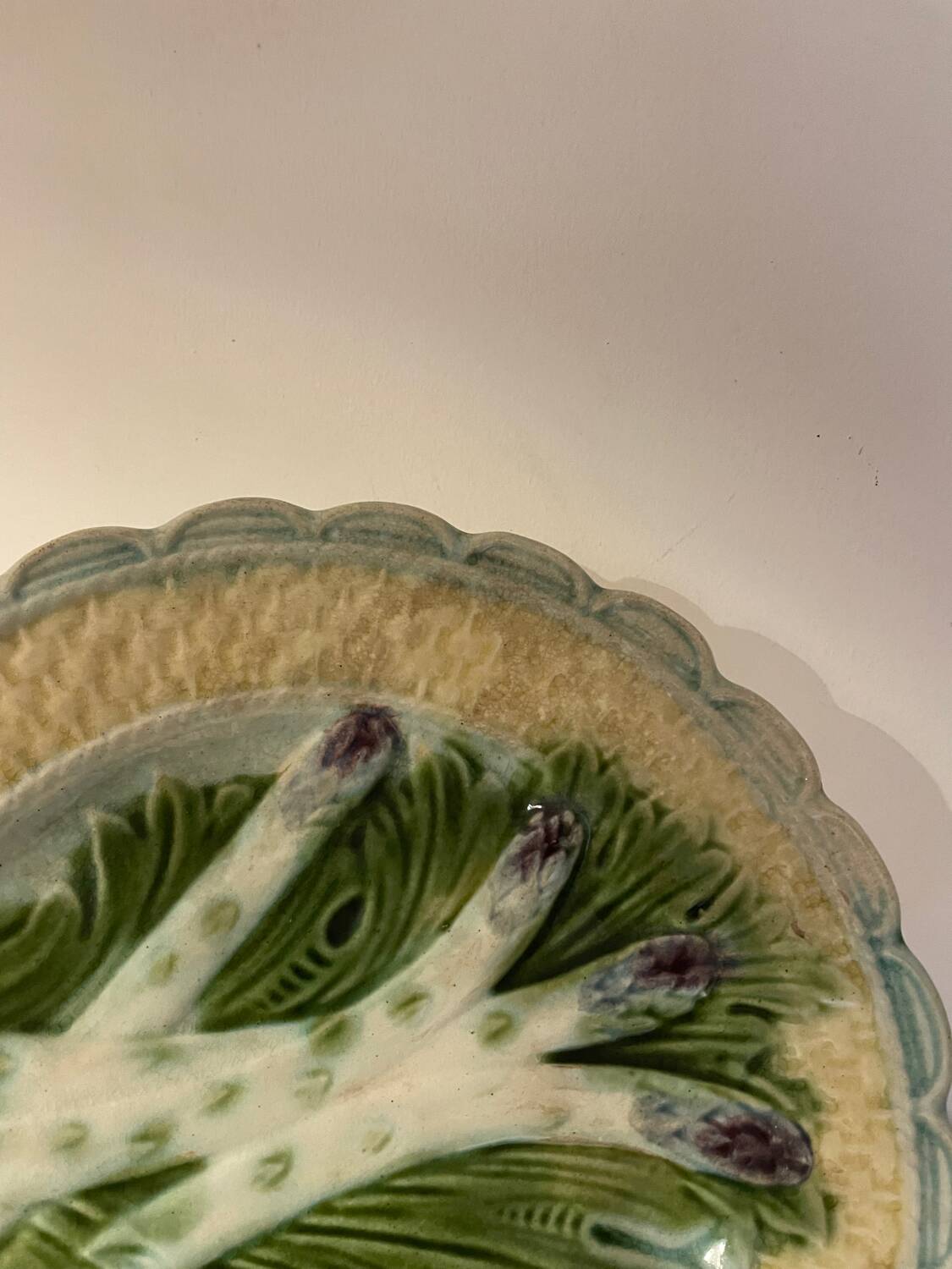 Ancienne assiette en barbotine, motif asperges