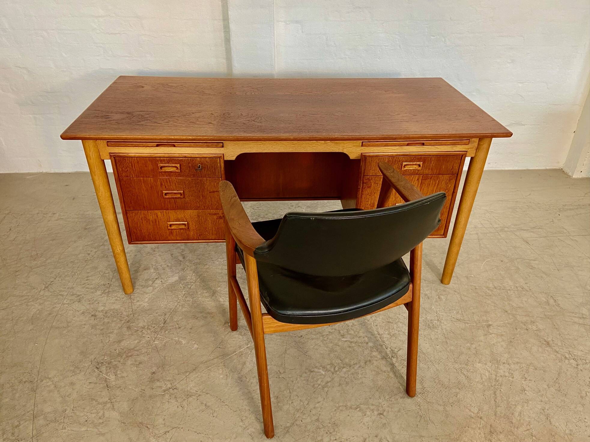 Vintage Danish desk in teak and oak by Børge Mogensen for Søborg Møbelfabrik, 1960s.