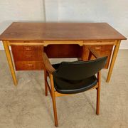 Vintage Danish desk in teak and oak by Børge Mogensen for Søborg Møbelfabrik, 1960s.