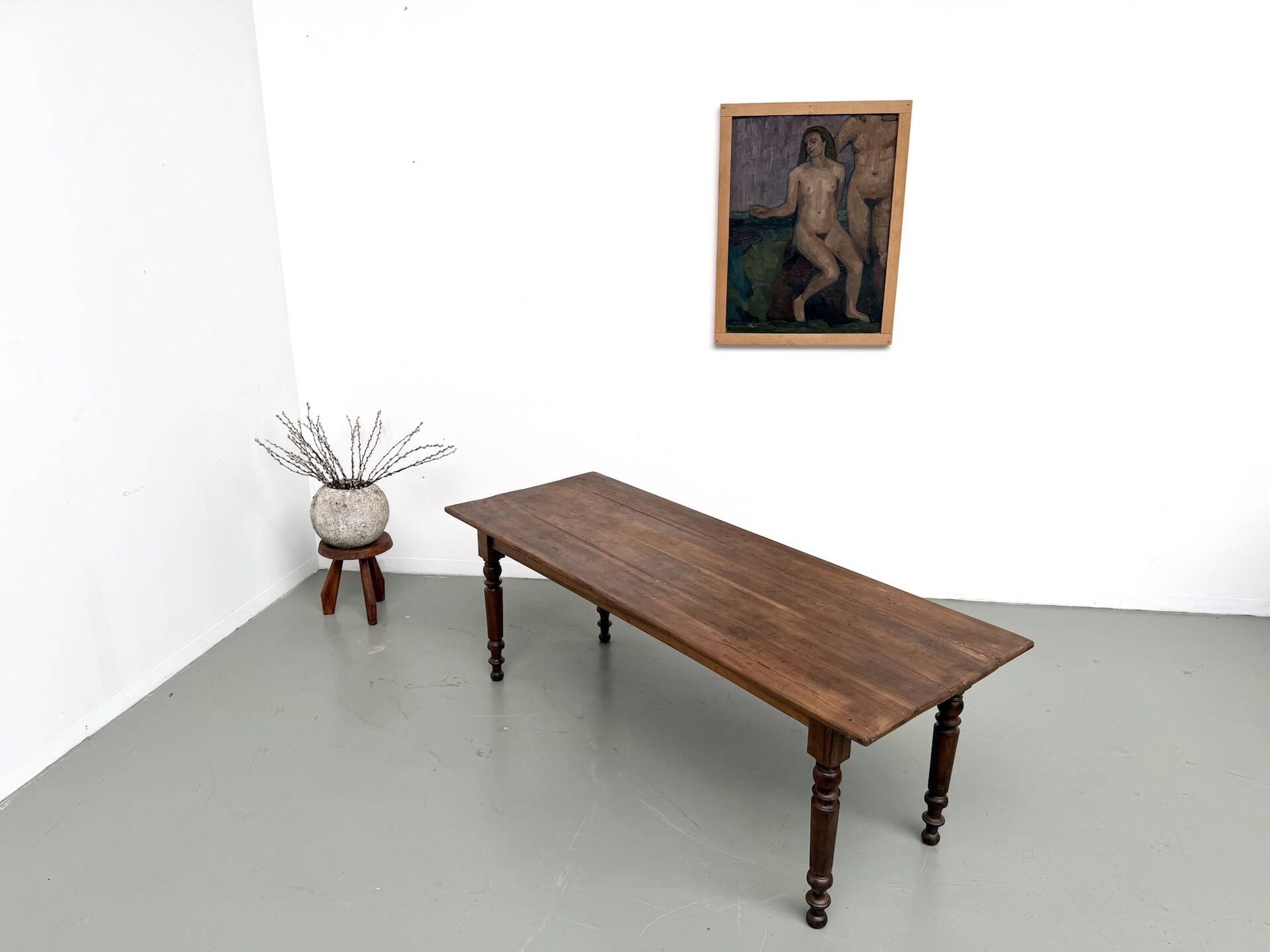 Table de ferme en noyer massif, pieds tournés, 1920