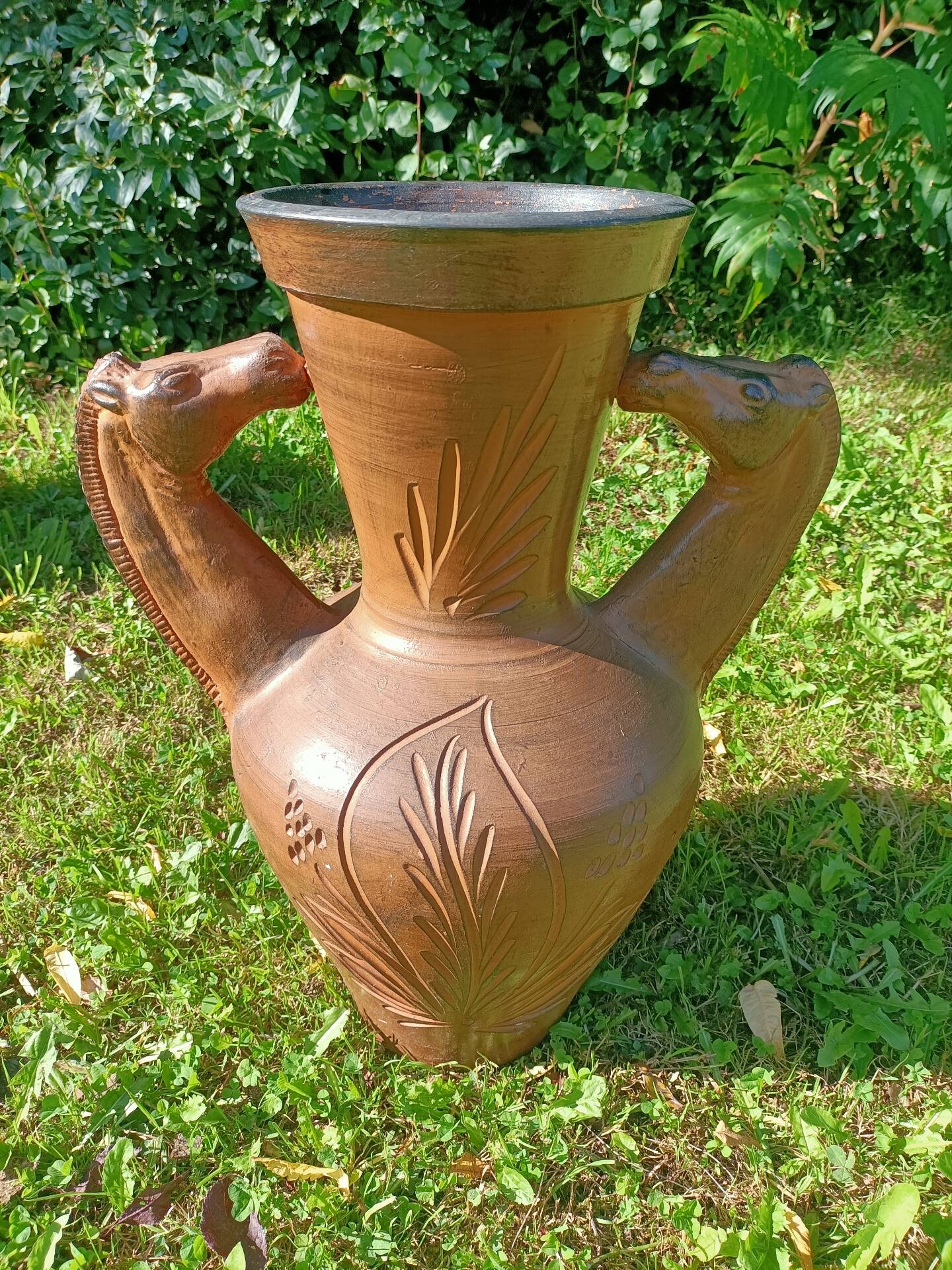 Large vase/jar Horses