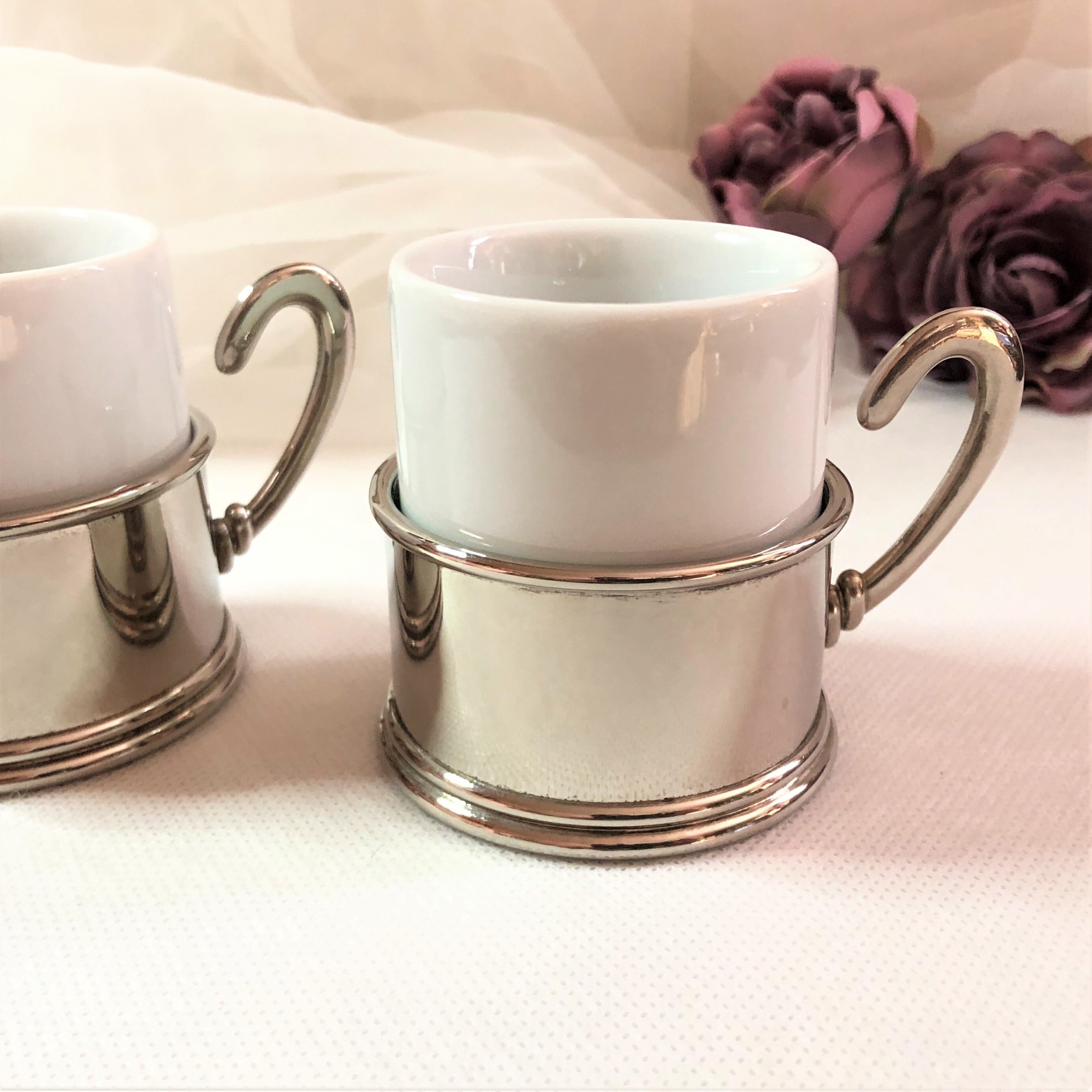 Set two porcelain cups and silver metal support