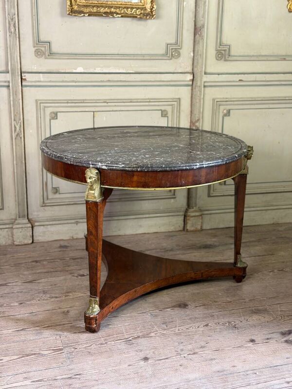 Table guéridon Empire en acajou et bronze, marbre gris Saint-Anne à gorge, vers 1800