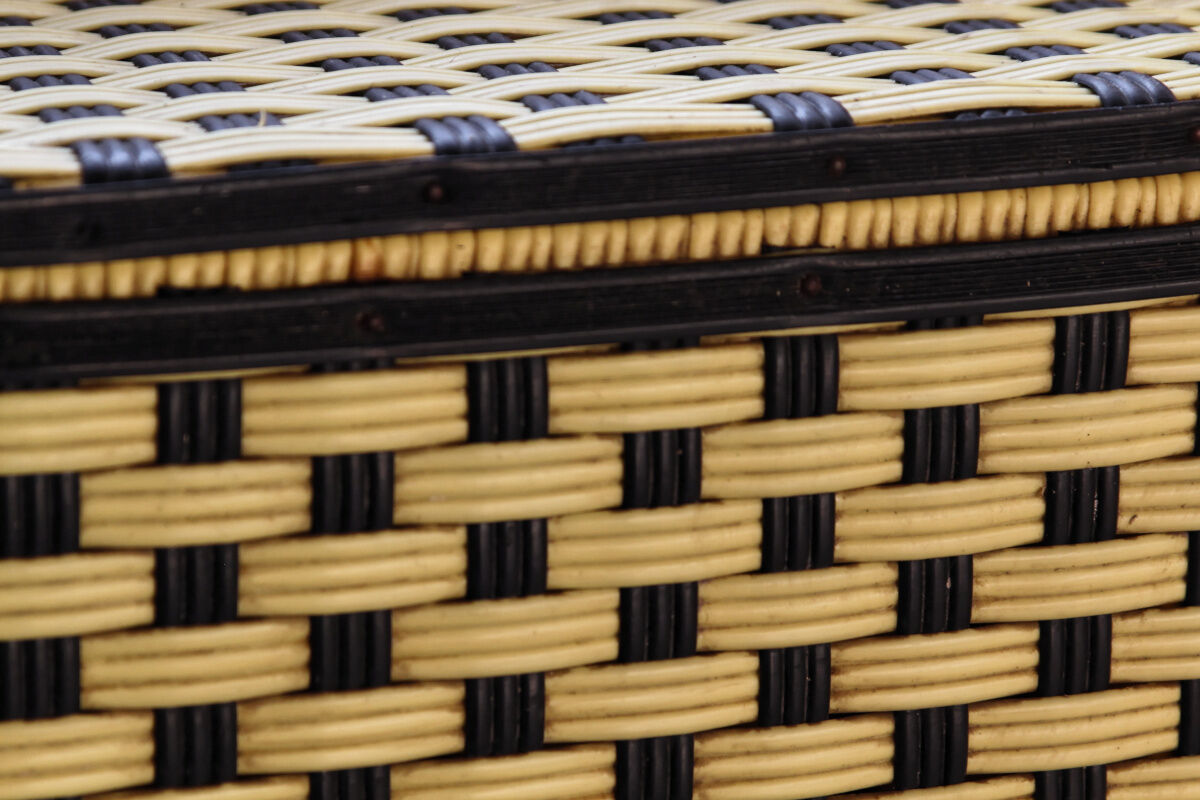 Vintage clothes basket in braided scoubidou