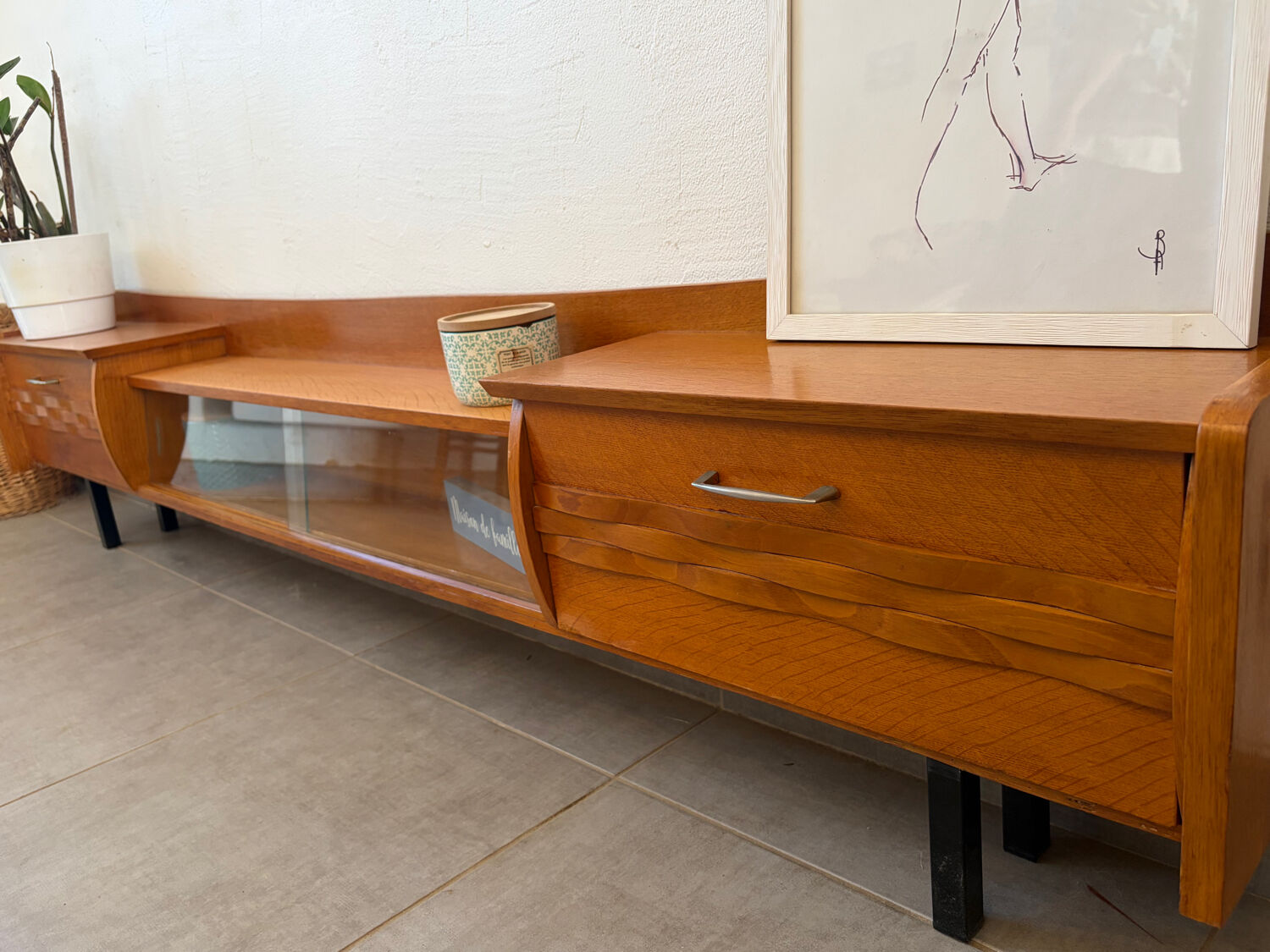 Shallow low vintage enfilade