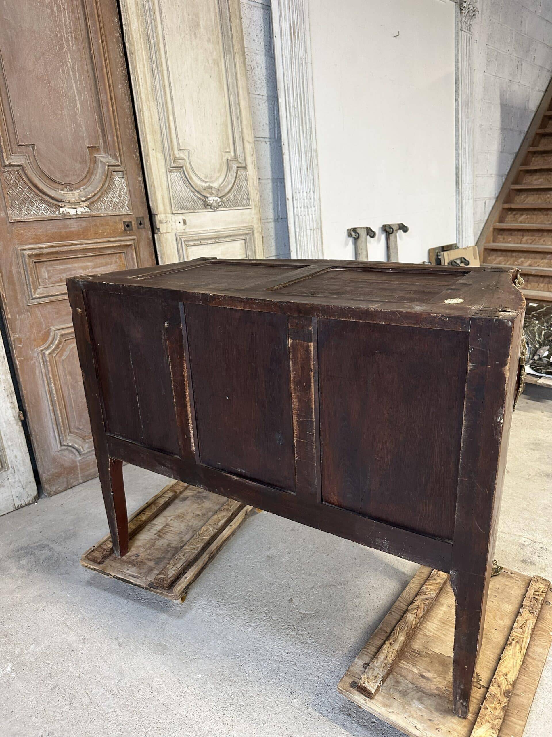 Louis XV style commode in red lacquer from the 1900s.