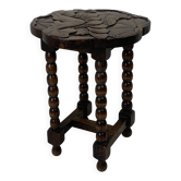 Table d'appoint en chêne sculpté tourné de style mid-century avec motif de lotus, années 1950.