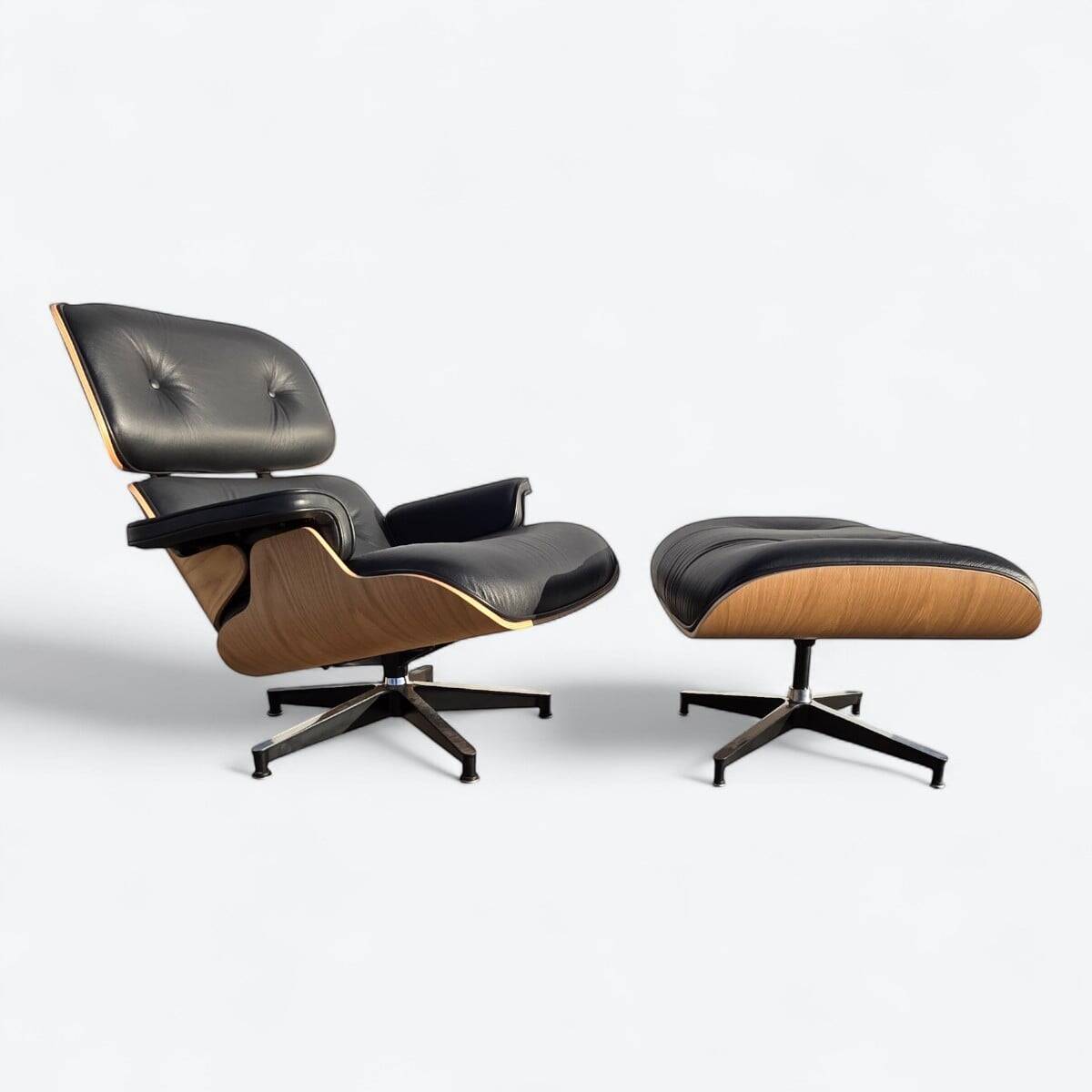 Fauteuil et repose-pieds hauts Herman Miller Original Eames, noir et chêne
